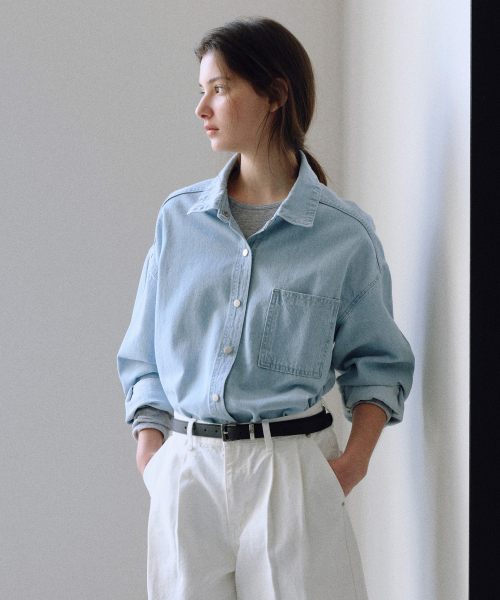 URAGO(ユラーゴ)の「Snap washed denim shirt(シャツ/ブラウス・レディース・スカイブルー・FREE)」の2枚目の写真