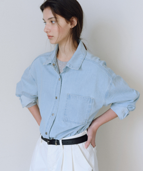 URAGO(ユラーゴ)の「Snap washed denim shirt(シャツ/ブラウス・レディース・スカイブルー・FREE)」の3枚目の写真