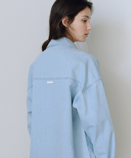 URAGO(ユラーゴ)の「Snap washed denim shirt(シャツ/ブラウス・レディース・スカイブルー・FREE)」の4枚目の写真
