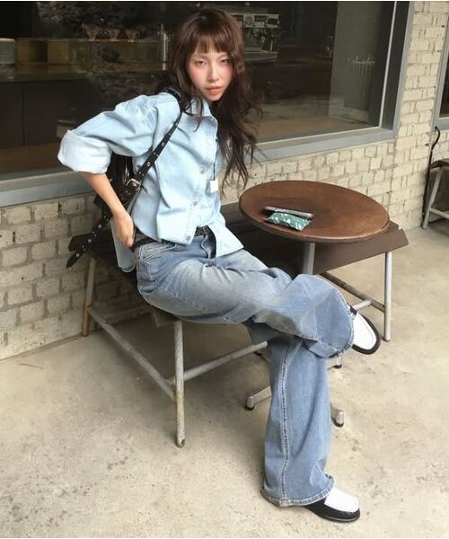 URAGO(ユラーゴ)の「Snap washed denim shirt(シャツ/ブラウス・レディース・スカイブルー・FREE)」の6枚目の写真