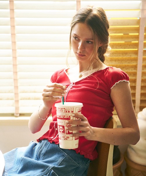 MILKFED.(ミルクフェド)の「FRILL CAP SLEEVE TOP(Tシャツ/カットソー・レディース・オフホワイト/ブラック/レッド・ONE SIZE)」の3枚目の写真