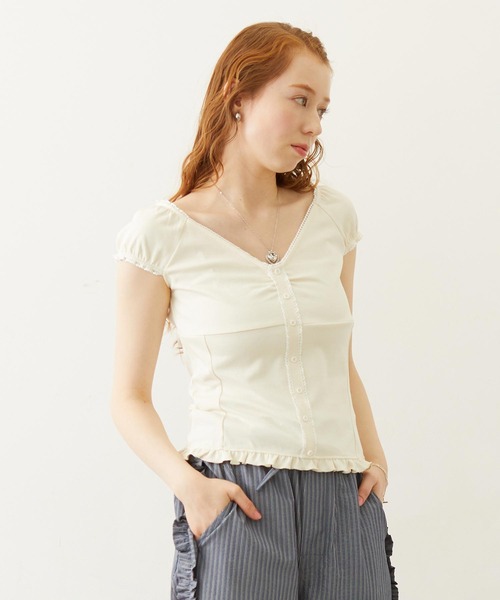MILKFED.(ミルクフェド)の「FRILL CAP SLEEVE TOP(Tシャツ/カットソー・レディース・オフホワイト/ブラック/レッド・ONE SIZE)」の2枚目の写真