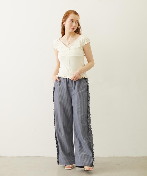 MILKFED.(ミルクフェド)の「FRILL CAP SLEEVE TOP(Tシャツ/カットソー・レディース・オフホワイト/ブラック/レッド・ONE SIZE)」の6枚目の写真