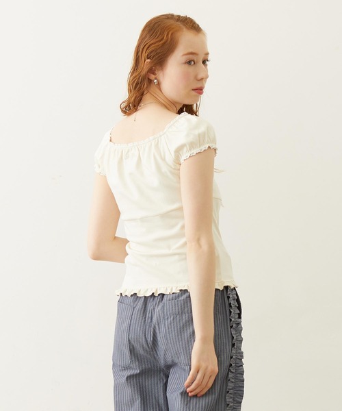 MILKFED.(ミルクフェド)の「FRILL CAP SLEEVE TOP(Tシャツ/カットソー・レディース・オフホワイト/ブラック/レッド・ONE SIZE)」の4枚目の写真