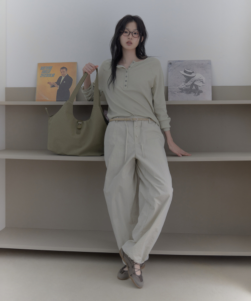 HAVEAWHALE(ハブアホエール)の「piggy buckle bag (KH)(ショルダーバッグ・レディース・その他・FREE)」の2枚目の写真