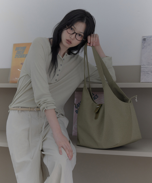 HAVEAWHALE(ハブアホエール)の「piggy buckle bag (KH)(ショルダーバッグ・レディース・その他・FREE)」の4枚目の写真