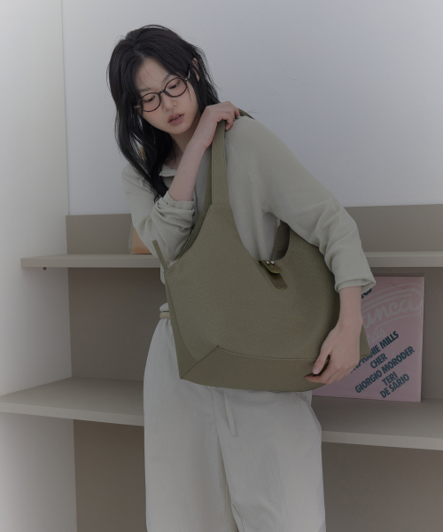 HAVEAWHALE(ハブアホエール)の「piggy buckle bag (KH)(ショルダーバッグ・レディース・その他・FREE)」の5枚目の写真