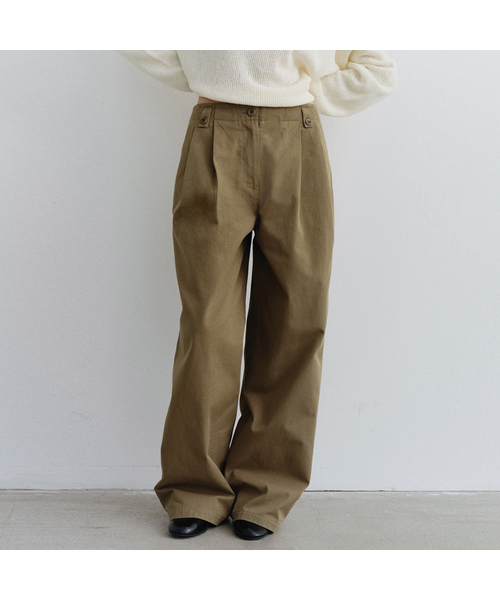 URAGO(ユラーゴ)の「Button two-tuck chino pants(その他パンツ・レディース・カーキ/ライトベージュ・SMALL/MEDIUM)」の1枚目の写真