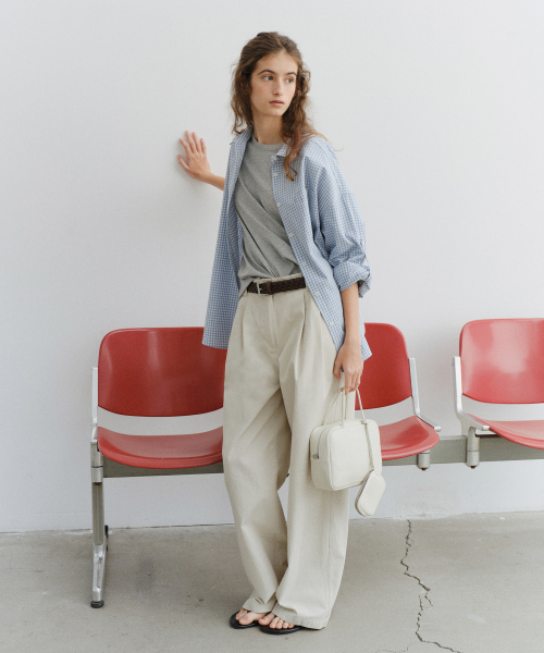 URAGO(ユラーゴ)の「Button two-tuck chino pants(その他パンツ・レディース・カーキ/ライトベージュ・SMALL/MEDIUM)」の6枚目の写真