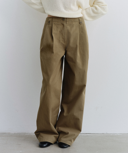 URAGO(ユラーゴ)の「Button two-tuck chino pants(その他パンツ・レディース・カーキ/ライトベージュ・SMALL/MEDIUM)」の4枚目の写真