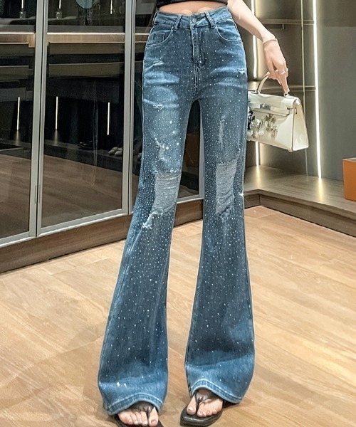 AMAJI(アマジ)の「ダメージ加工 ラインストーン フレア デニムパンツ(デニムパンツ・レディース・ライトブルー/ブルー・X-LARGE/LARGE/MEDIUM/SMALL)」の2枚目の写真