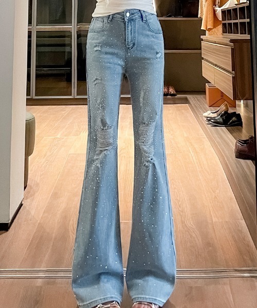 AMAJI(アマジ)の「ダメージ加工 ラインストーン フレア デニムパンツ(デニムパンツ・レディース・ライトブルー/ブルー・X-LARGE/LARGE/MEDIUM/SMALL)」の1枚目の写真