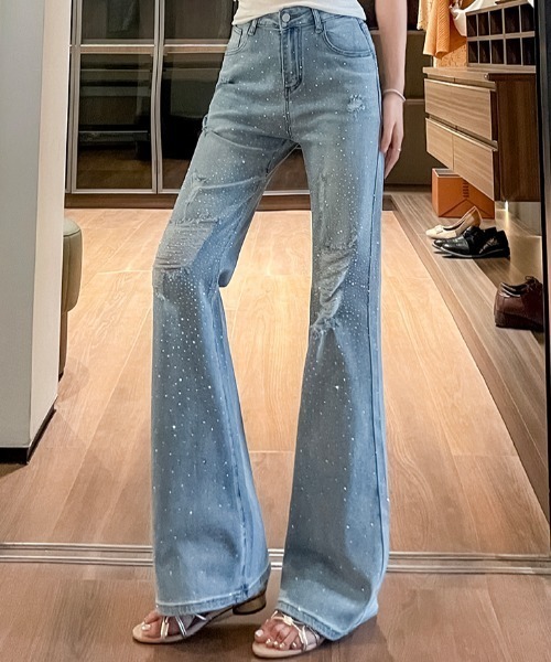 AMAJI(アマジ)の「ダメージ加工 ラインストーン フレア デニムパンツ(デニムパンツ・レディース・ライトブルー/ブルー・X-LARGE/LARGE/MEDIUM/SMALL)」の5枚目の写真