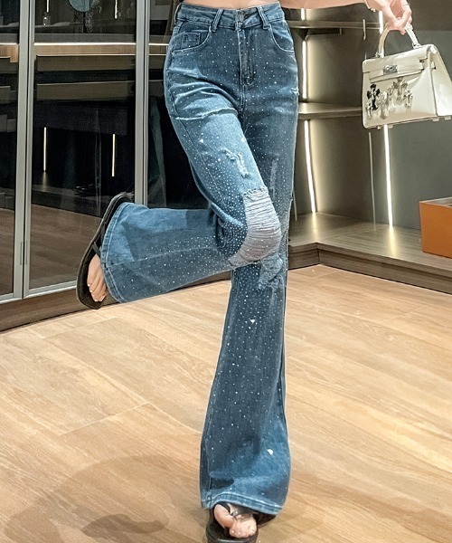 AMAJI(アマジ)の「ダメージ加工 ラインストーン フレア デニムパンツ(デニムパンツ・レディース・ライトブルー/ブルー・X-LARGE/LARGE/MEDIUM/SMALL)」の7枚目の写真