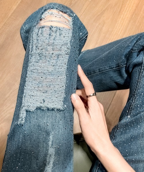 AMAJI(アマジ)の「ダメージ加工 ラインストーン フレア デニムパンツ(デニムパンツ・レディース・ライトブルー/ブルー・X-LARGE/LARGE/MEDIUM/SMALL)」の8枚目の写真