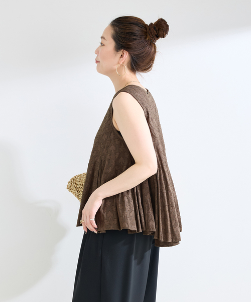 B.C STOCK（ベーセーストック）の「ウォッシャブル / フラワーギャザーノースリーブブラウス（シャツ/ブラウス・レディース・ホワイト/ブラウン/レッド・FREE）」の14枚目の写真