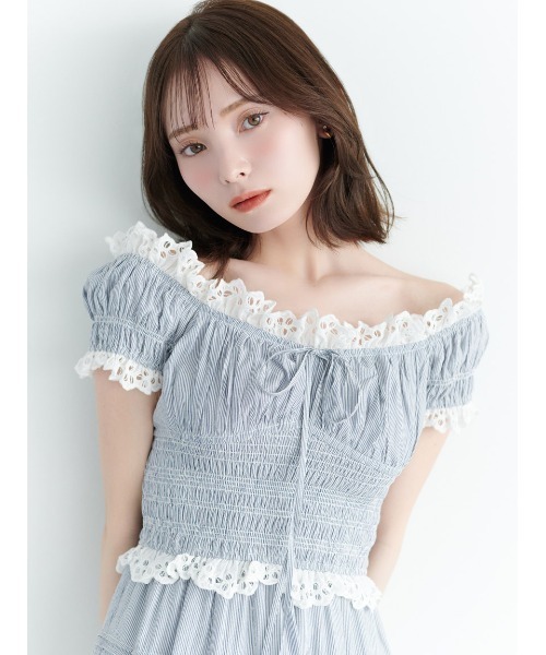 SNIDEL(スナイデル)の「コットンオフショルロングワンピース(ワンピース・レディース・ホワイト/ストライプ/ブラック・0/1)」の4枚目の写真
