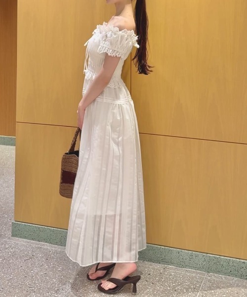 SNIDEL(スナイデル)の「コットンオフショルロングワンピース(ワンピース・レディース・ホワイト/ストライプ/ブラック・0/1)」の17枚目の写真