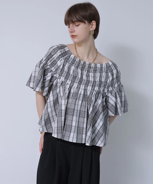 CADUNE(カデュネ)の「シャーリングオフショルチェックブラウス(シャツ/ブラウス・レディース・ホワイト/カーキ・38)」の1枚目の写真