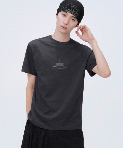 MISEKISEOUL MEN(ミセキソウルメンズ)の「Compass patch short sleeve CHARCOAL(Tシャツ/カットソー・メンズ・その他・1/2/3)」の1枚目の写真