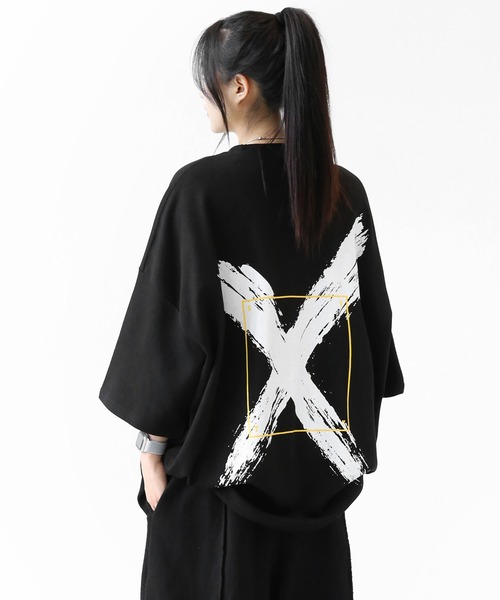 minsobi(ミンソビ)の「【バックブラシアート】 Xグラフィック スクエアフレーム スーパービッグTシャツ(ユニセックス)(Tシャツ/カットソー・メンズ・ブラック/ホワイト・FREE)」の1枚目の写真