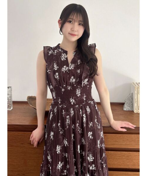 dazzlin（ダズリン）の「プリーツフラワーシフォンワンピース（ワンピース・レディース・ピンク/ブラウン/オフホワイト・SMALL/MEDIUM）」の2枚目の写真