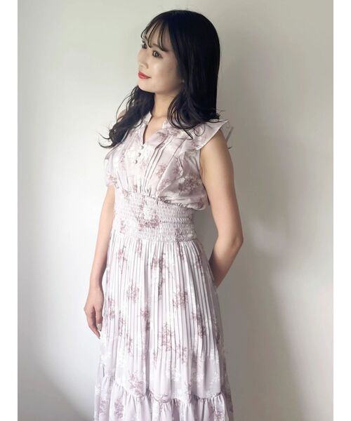 dazzlin（ダズリン）の「プリーツフラワーシフォンワンピース（ワンピース・レディース・ピンク/ブラウン/オフホワイト・SMALL/MEDIUM）」の3枚目の写真