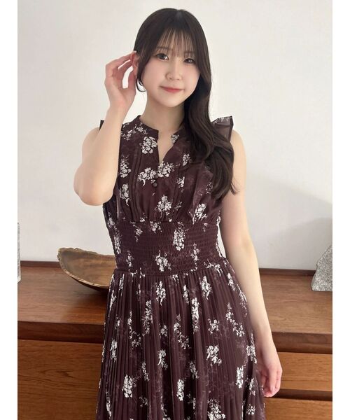 dazzlin（ダズリン）の「プリーツフラワーシフォンワンピース（ワンピース・レディース・ピンク/ブラウン/オフホワイト・SMALL/MEDIUM）」の6枚目の写真