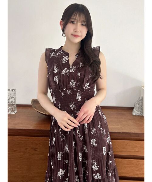 dazzlin（ダズリン）の「プリーツフラワーシフォンワンピース（ワンピース・レディース・ピンク/ブラウン/オフホワイト・SMALL/MEDIUM）」の7枚目の写真