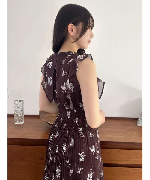 dazzlin（ダズリン）の「プリーツフラワーシフォンワンピース（ワンピース・レディース・ピンク/ブラウン/オフホワイト・SMALL/MEDIUM）」の8枚目の写真