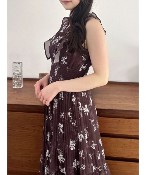 dazzlin（ダズリン）の「プリーツフラワーシフォンワンピース（ワンピース・レディース・ピンク/ブラウン/オフホワイト・SMALL/MEDIUM）」の9枚目の写真