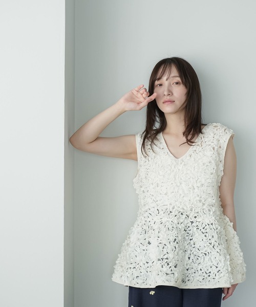 mili an deni(ミリアンデニ)の「フラワーモチーフペプラムベスト(ベスト・レディース・ホワイト/アイボリー・M)」の15枚目の写真