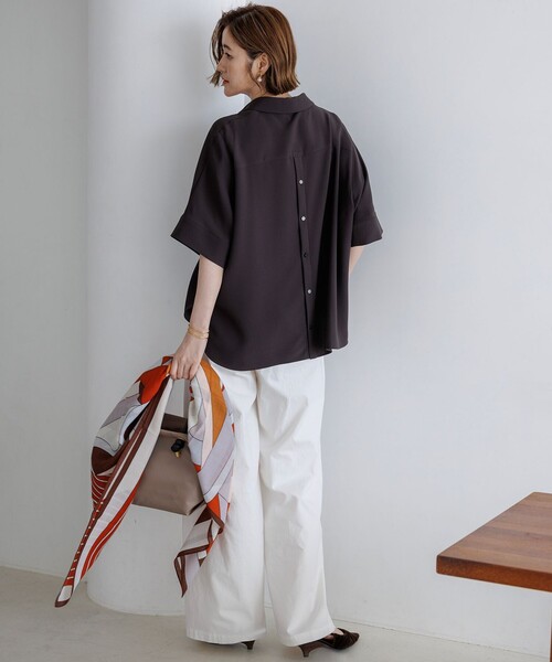 23区 S（ニジュウサンクチイサイサイズ）の「ストレッチジョーゼット スキッパーネック ブラウス（シャツ/ブラウス・レディース・ベージュ系/ネイビー系/ダークブラウン系・32）」の8枚目の写真
