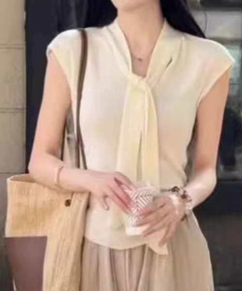 AMAJI(アマジ)の「サマーニット ノースリーブ クロップドトップス(ニット/セーター・レディース・ブラック/ベージュ・SMALL/MEDIUM)」の2枚目の写真