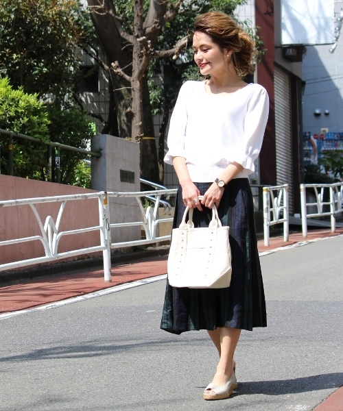 Spick & Span(スピックアンドスパン)の「【O'NEIL OF DUBLIN】ストライプソフトプリーツスカート◆(スカート・レディース・ネイビー/ブラウン/グリーン・MEDIUM/SMALL/X-SMALL)」の4枚目の写真