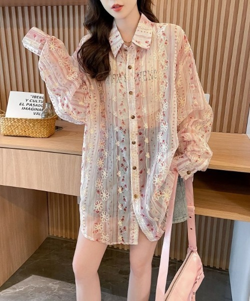 LUCPY（ラクピー）の「花柄レースシアーオーバーシャツ（シャツ/ブラウス・レディース・ブルー/ピンク・MEDIUM/X-LARGE/LARGE/XX-LARGE）」の3枚目の写真