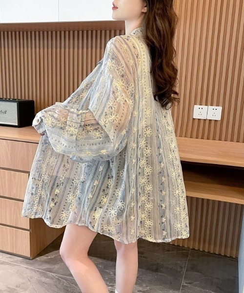LUCPY（ラクピー）の「花柄レースシアーオーバーシャツ（シャツ/ブラウス・レディース・ブルー/ピンク・MEDIUM/X-LARGE/LARGE/XX-LARGE）」の4枚目の写真