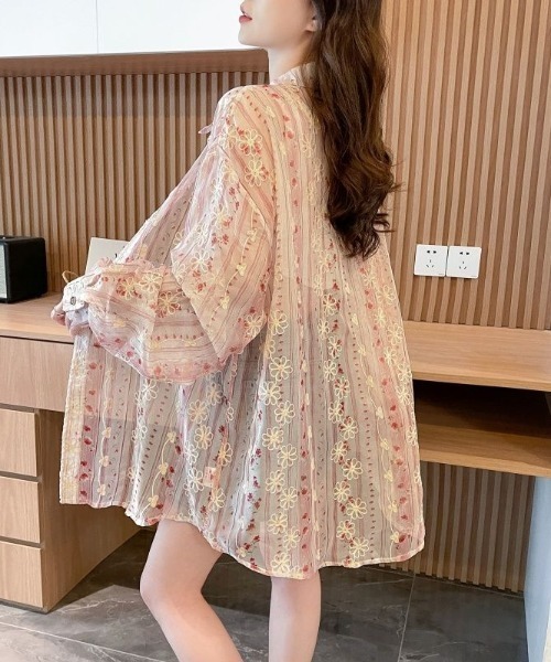 LUCPY（ラクピー）の「花柄レースシアーオーバーシャツ（シャツ/ブラウス・レディース・ブルー/ピンク・MEDIUM/X-LARGE/LARGE/XX-LARGE）」の5枚目の写真