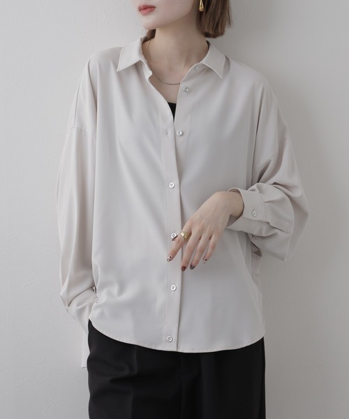 EGLANTINE(エグランティーヌ)の「EGLANTINE ポリエステル無地ブラウス 長袖(シャツ/ブラウス・レディース・グレイッシュベージュ・38)」の2枚目の写真