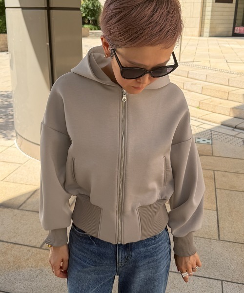 JENNE(ジェンヌ)の「立体ボリュームスリーブパーカー(パーカー・レディース・ブラック/オリーブ/ベージュ系その他・LARGE/SMALL/MEDIUM)」の1枚目の写真