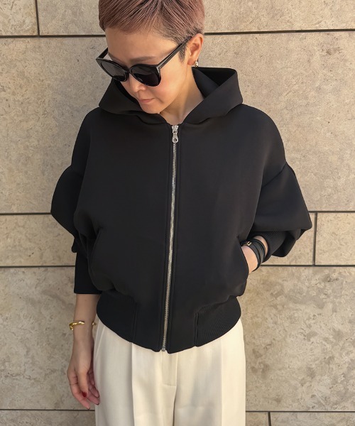 JENNE(ジェンヌ)の「立体ボリュームスリーブパーカー(パーカー・レディース・ブラック/オリーブ/ベージュ系その他・LARGE/SMALL/MEDIUM)」の2枚目の写真