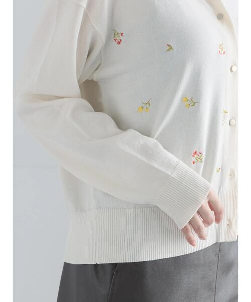 Te chichi(テチチ)の「ポロカラー刺繍ロングスリーブニット(ニット/セーター・レディース・グレー/オフホワイト/ブラック・F)」の11枚目の写真