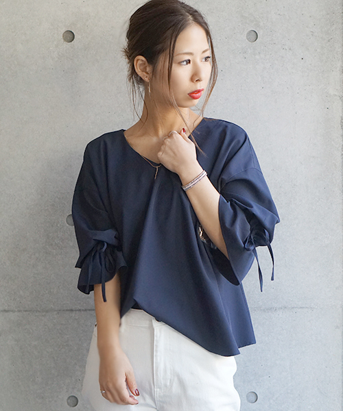 laboratory work(ラボラトリーワーク)の「<人気!!>ネックレス付き ストレッチ袖フリルブラウス(シャツ/ブラウス・レディース・オフホワイト/ベージュ/ネイビー・MEDIUM)」の3枚目の写真