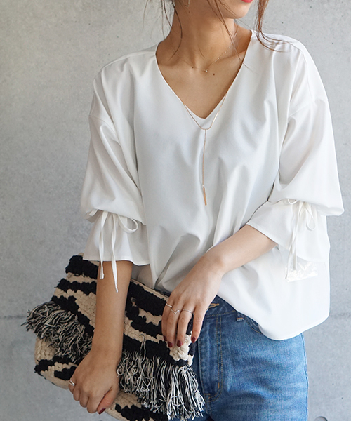 laboratory work(ラボラトリーワーク)の「<人気!!>ネックレス付き ストレッチ袖フリルブラウス(シャツ/ブラウス・レディース・オフホワイト/ベージュ/ネイビー・MEDIUM)」の4枚目の写真