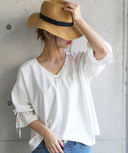 laboratory work(ラボラトリーワーク)の「<人気!!>ネックレス付き ストレッチ袖フリルブラウス(シャツ/ブラウス・レディース・オフホワイト/ベージュ/ネイビー・MEDIUM)」の8枚目の写真