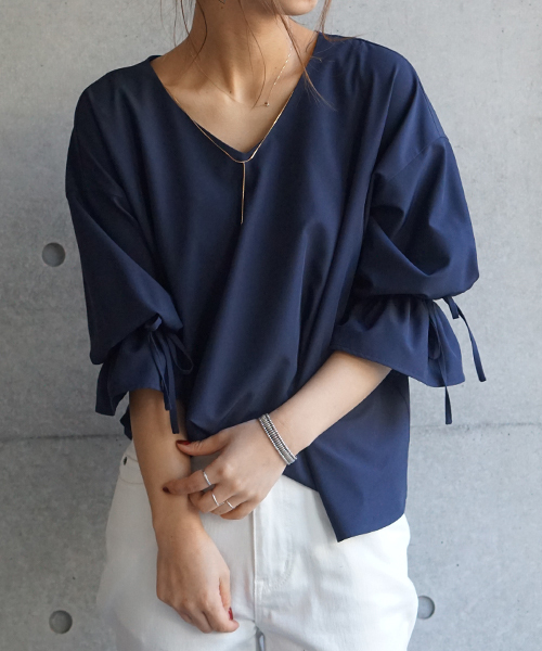 laboratory work(ラボラトリーワーク)の「<人気!!>ネックレス付き ストレッチ袖フリルブラウス(シャツ/ブラウス・レディース・オフホワイト/ベージュ/ネイビー・MEDIUM)」の20枚目の写真