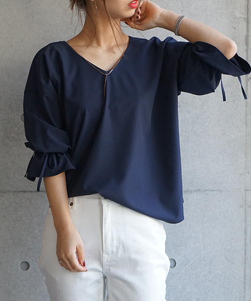 laboratory work(ラボラトリーワーク)の「<人気!!>ネックレス付き ストレッチ袖フリルブラウス(シャツ/ブラウス・レディース・オフホワイト/ベージュ/ネイビー・MEDIUM)」の21枚目の写真