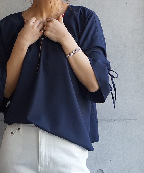 laboratory work(ラボラトリーワーク)の「<人気!!>ネックレス付き ストレッチ袖フリルブラウス(シャツ/ブラウス・レディース・オフホワイト/ベージュ/ネイビー・MEDIUM)」の22枚目の写真