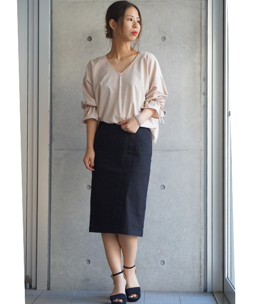 laboratory work(ラボラトリーワーク)の「<人気!!>ネックレス付き ストレッチ袖フリルブラウス(シャツ/ブラウス・レディース・オフホワイト/ベージュ/ネイビー・MEDIUM)」の13枚目の写真