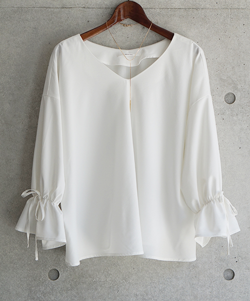 laboratory work(ラボラトリーワーク)の「<人気!!>ネックレス付き ストレッチ袖フリルブラウス(シャツ/ブラウス・レディース・オフホワイト/ベージュ/ネイビー・MEDIUM)」の14枚目の写真